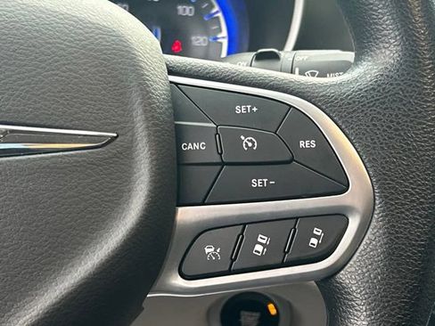 Used 2021 Chrysler Pacifica Touring FWD image 47
