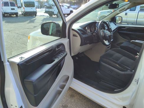 Used 2018 Dodge Grand Caravan SE w/ UConnect Hands-Free Group image 11