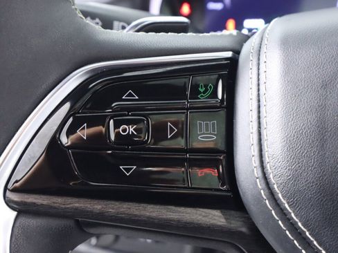 Used 2022 Jeep Grand Cherokee Overland w/ Luxury Tech Group IV image 12