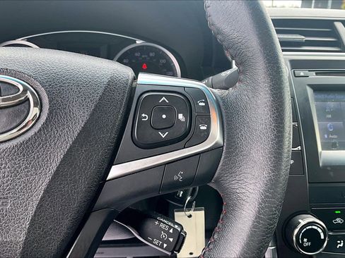 Used 2017 Toyota Camry image 12