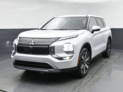 New 2026 Mitsubishi Outlander LE image 1
