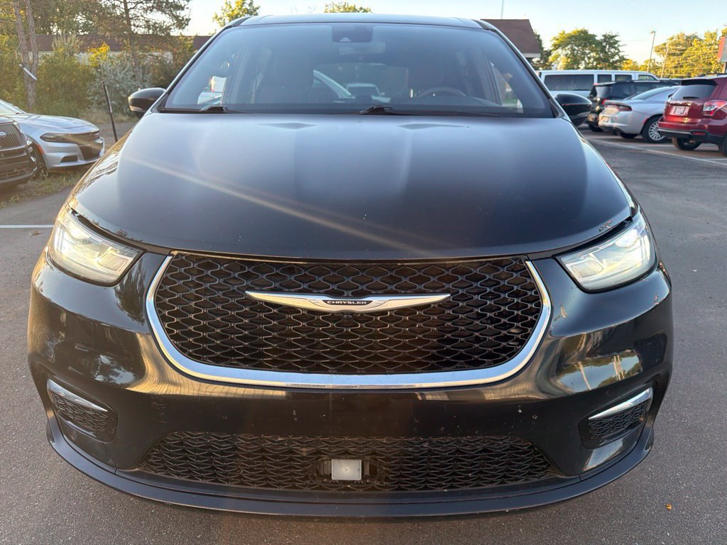 Used 2024 Chrysler Pacifica Touring FWD image 2