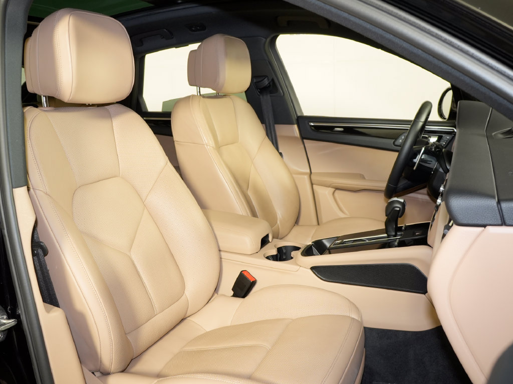 Certified 2024 Porsche Macan w/ Premium Plus Package AWD/4WD image 40