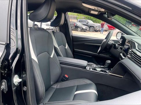 Used 2025 Toyota Camry SE w/ Convenience Package FWD image 9