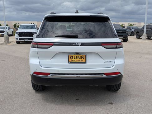 Used 2024 Jeep Grand Cherokee Laredo RWD image 4
