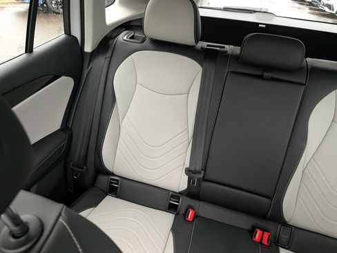Certified 2025 Volkswagen Tiguan SE AWD/4WD image 12