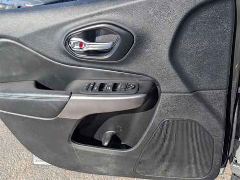 Used 2021 Jeep Cherokee Latitude Plus image 24