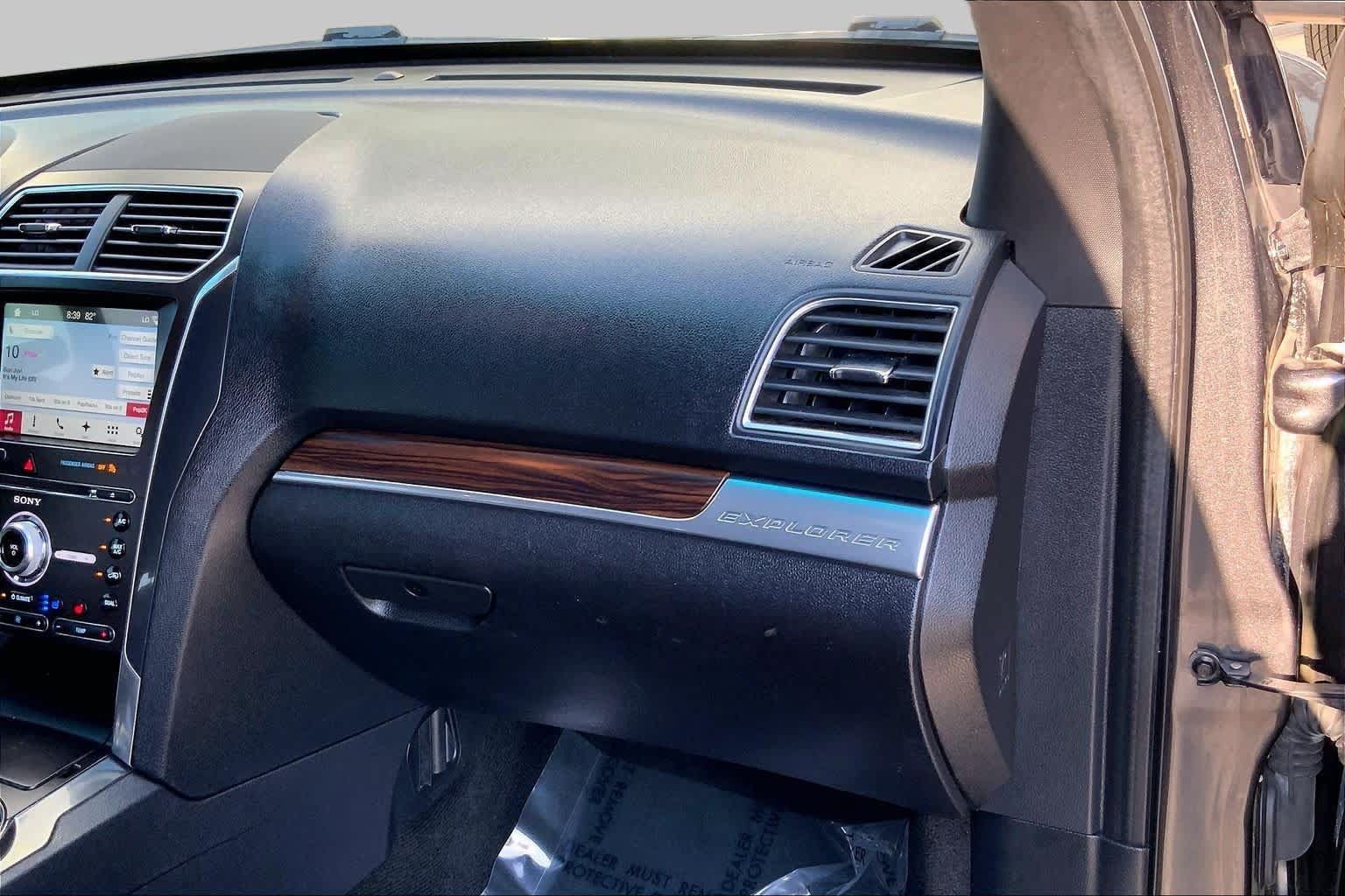 Used 2017 Ford Explorer Limited w/ Equipment Group 301A FWD image 15