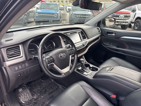 Used 2018 Toyota Highlander XLE image 11