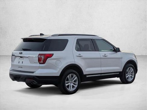 Used 2018 Ford Explorer XLT image 5