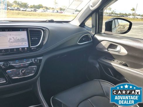 Used 2023 Chrysler Pacifica Limited w/ S Appearance Package image 12