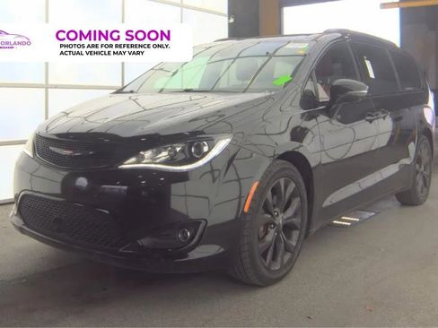 Used 2020 Chrysler Pacifica Limited w/ Quick Order Package 27H Red S FWD image 1