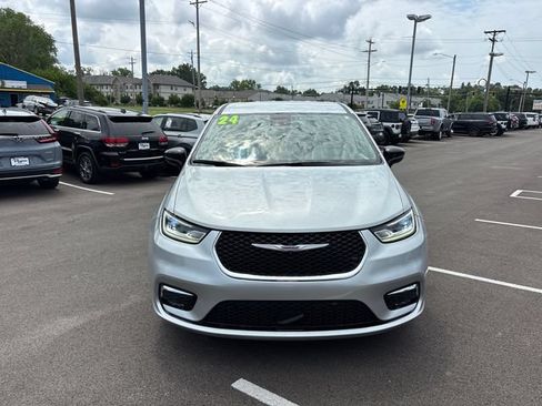 Used 2024 Chrysler Pacifica Touring-L FWD image 5