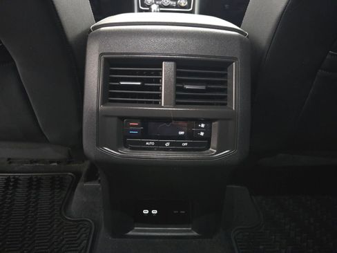 Used 2023 Volkswagen Atlas SE image 27