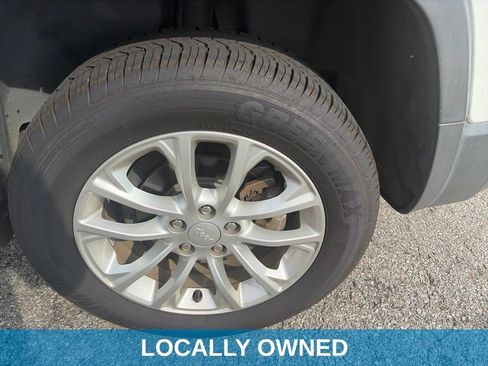 Used 2019 Jeep Cherokee Latitude w/ Cold Weather Group FWD image 4