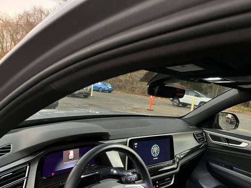 Used 2025 Volkswagen Atlas Cross Sport SE image 33