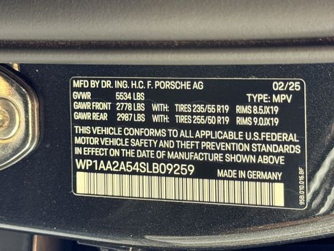 Certified 2025 Porsche Macan AWD/4WD image 27