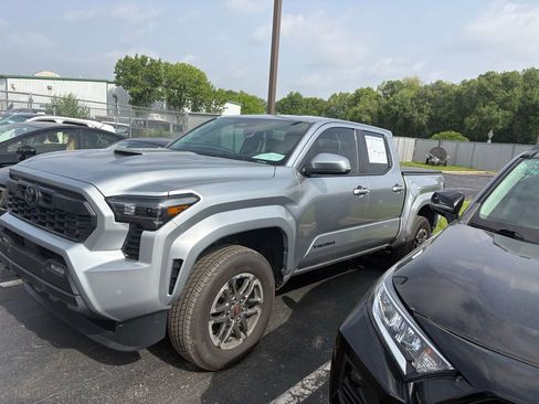 Used 2025 Toyota Tacoma TRD Sport w/ TRD Sport Upgrade Package AWD/4WD image 3