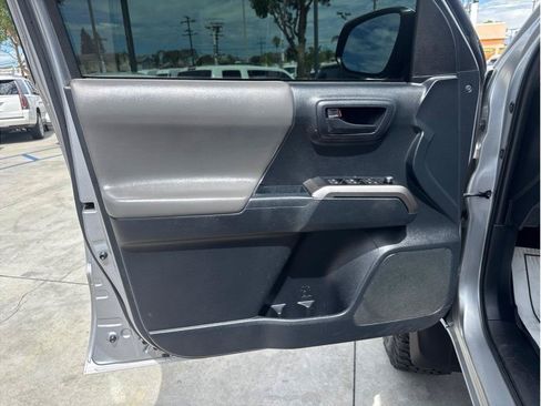 Used 2018 Toyota Tacoma SR5 RWD image 15
