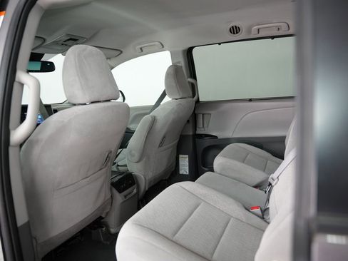 Used 2020 Toyota Sienna LE FWD image 33