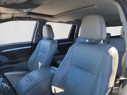 Used 2016 Toyota Highlander XLE image 13