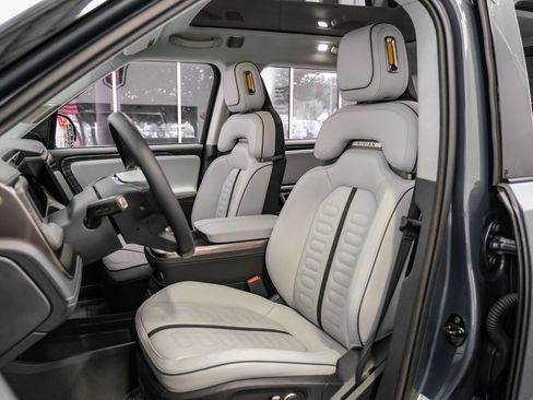 Used 2023 Rivian R1S Adventure image 31