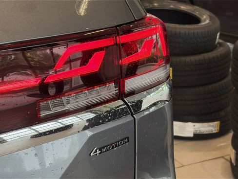 Used 2024 Volkswagen Atlas SEL Premium R-Line AWD/4WD image 8