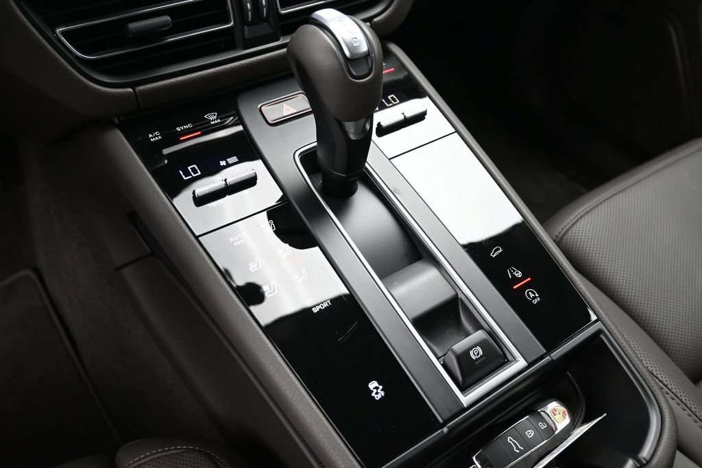 Certified 2026 Porsche Macan AWD/4WD image 13
