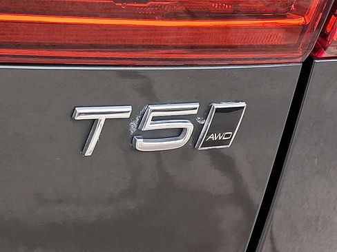 Used 2021 Volvo XC60 T5 Momentum w/ Premium Package image 30