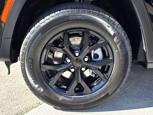 New 2026 Jeep Grand Cherokee Altitude image 9