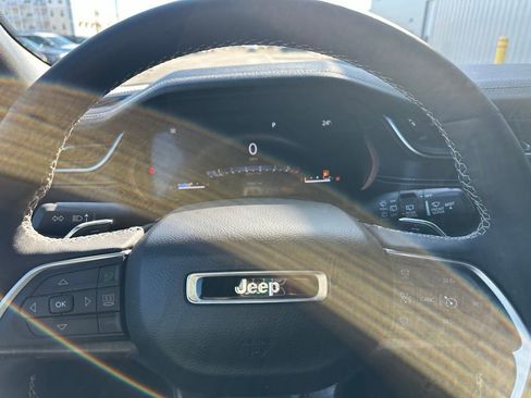 Used 2024 Jeep Grand Cherokee Limited image 10