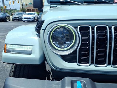 Used 2024 Jeep Wrangler Unlimited Sahara AWD/4WD image 30