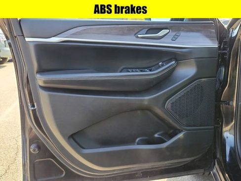 Used 2023 Jeep Grand Cherokee Limited AWD/4WD image 19