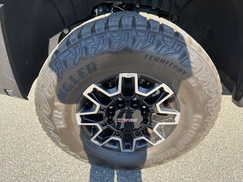 Used 2025 GMC Sierra 2500 AT4X image 10