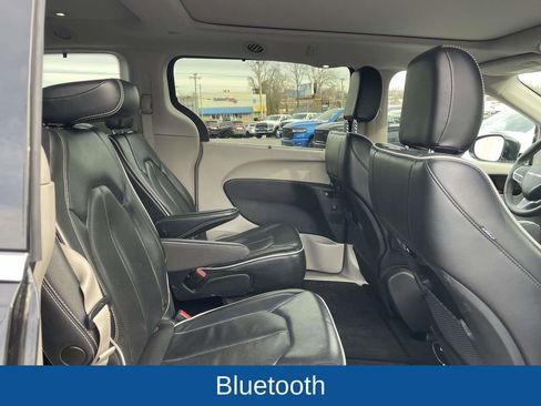 Certified 2023 Chrysler Pacifica Limited image 17
