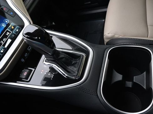 Certified 2025 Subaru Outback Limited image 32