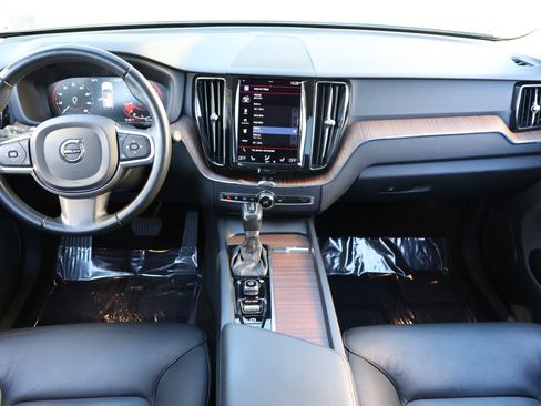 Used 2021 Volvo XC60 T5 Momentum w/ Protection Package Premier image 18