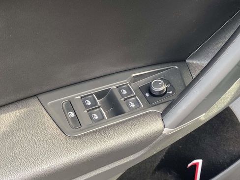 Used 2020 Volkswagen Tiguan SE w/ Panoramic Sunroof Package image 15