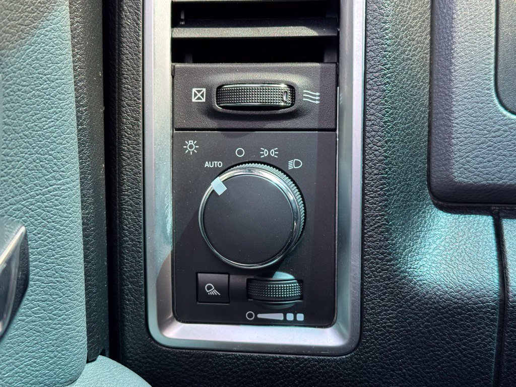 Used 2017 RAM 1500 Classic SLT AWD/4WD image 29