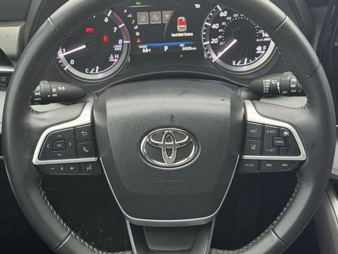 Used 2023 Toyota Highlander LE FWD image 12