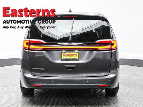 Used 2023 Chrysler Pacifica Touring-L image 6