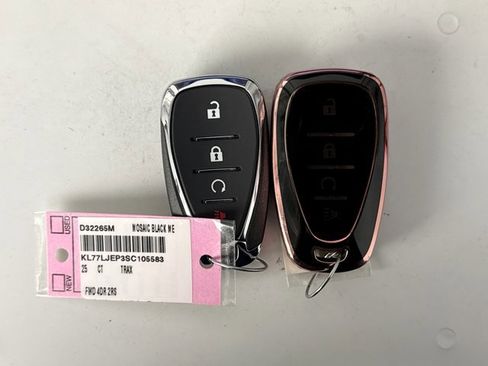 Used 2025 Chevrolet Trax RS w/ Sunroof Package image 21