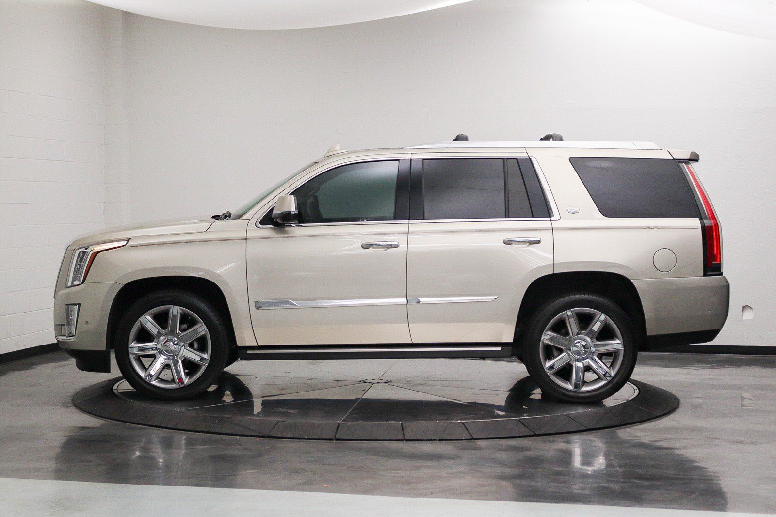 Used 2017 Cadillac Escalade Premium Luxury AWD/4WD image 2