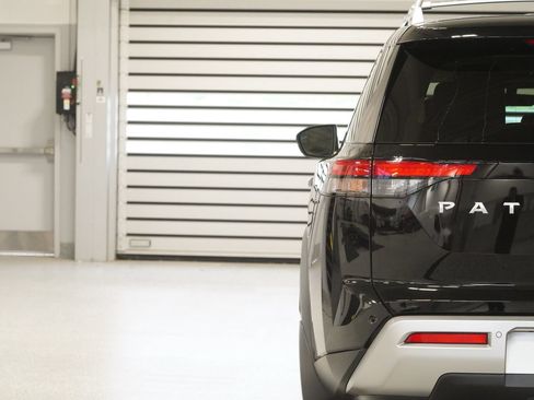 Used 2024 Nissan Pathfinder Platinum w/ Cargo Package AWD/4WD image 9