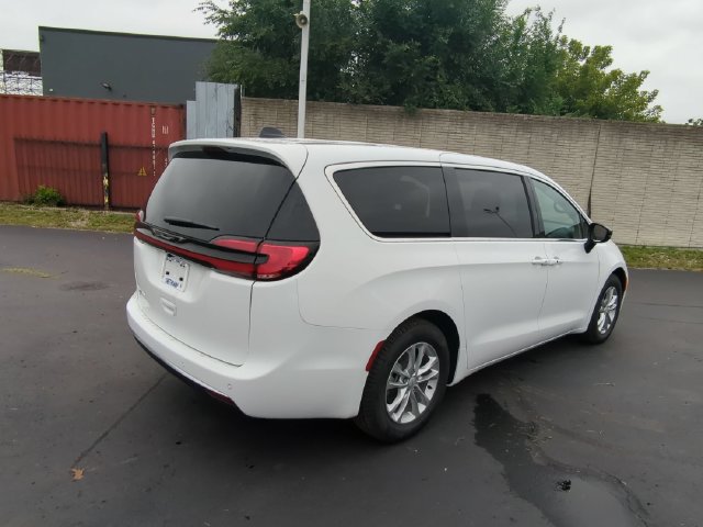 New 2027 Chrysler Pacifica Select FWD image 6