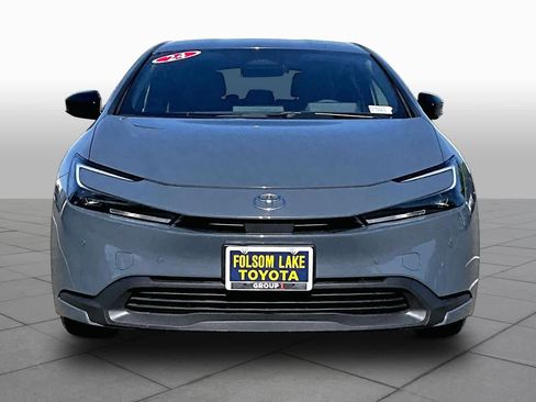 Used 2024 Toyota Prius LE FWD image 3