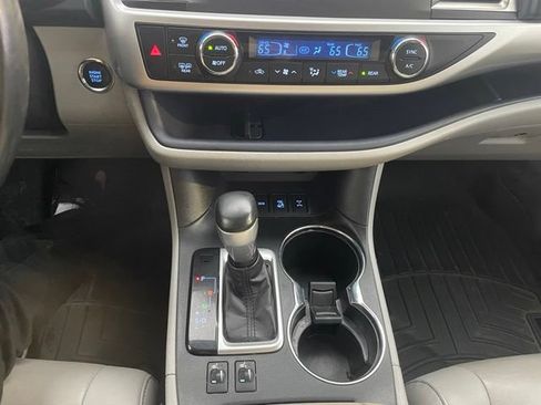 Used 2019 Toyota Highlander XLE w/ Carpet Mat Package (TMS) AWD/4WD image 25