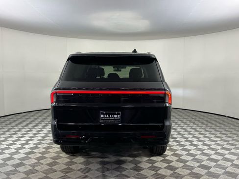 Used 2025 Lincoln Navigator Reserve image 8