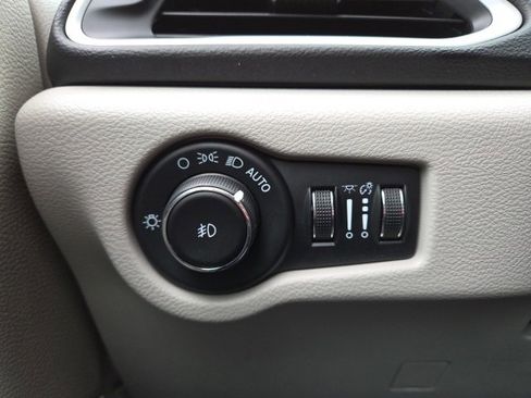 Used 2022 Chrysler Pacifica Touring-L image 49