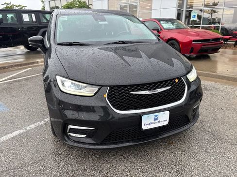 Used 2023 Chrysler Pacifica Touring-L FWD image 8